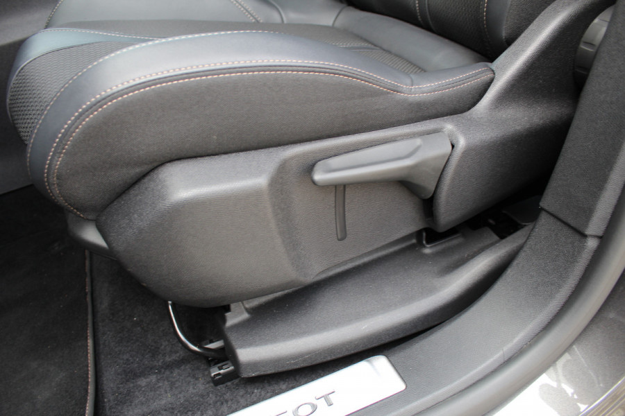 Peugeot 3008 1.6 HYbrid4 300 GT | Trekhaak | BLIS | Panoramadak | Adaptieve Cruise | Led | Navigatie