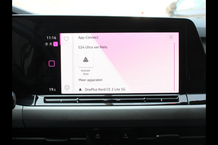 Volkswagen Golf 1.0 eTSI Life Business Climate control Cruise control adaptive Navigatie LED Parkeersensoren Camera Apple Carplay/ Android Auto Lichtmetalen Vegen 18"