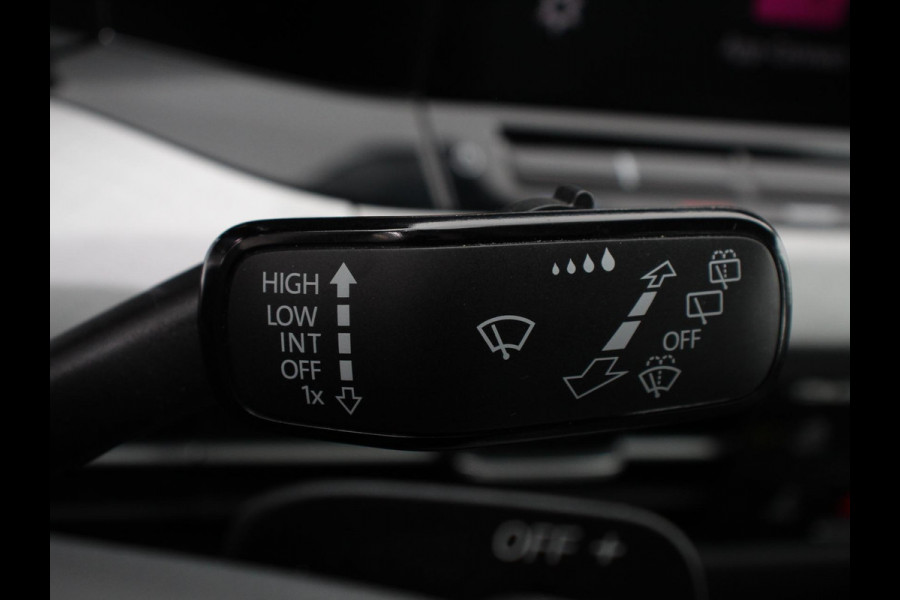 Volkswagen Golf 1.0 eTSI Life Business Climate control Cruise control adaptive Navigatie LED Parkeersensoren Camera Apple Carplay/ Android Auto Lichtmetalen Vegen 18"