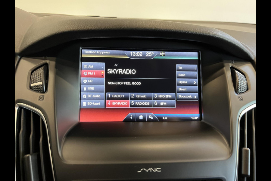 Ford FOCUS Wagon 1.0 Titanium Navigatie Parkeersensoren Park Assist Cruise Control Lichtmetalen velgen Climate Control