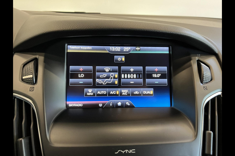 Ford FOCUS Wagon 1.0 Titanium Navigatie Parkeersensoren Park Assist Cruise Control Lichtmetalen velgen Climate Control