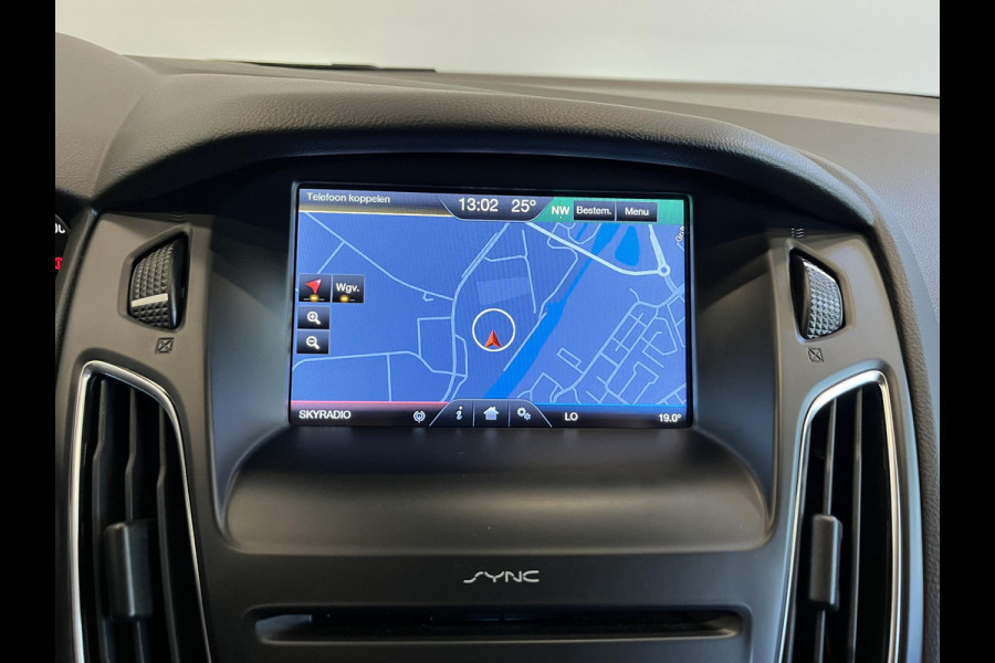 Ford FOCUS Wagon 1.0 Titanium Navigatie Parkeersensoren Park Assist Cruise Control Lichtmetalen velgen Climate Control