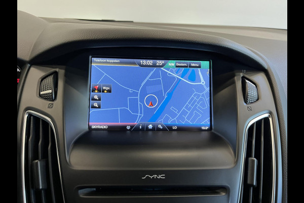Ford FOCUS Wagon 1.0 Titanium Navigatie Parkeersensoren Park Assist Cruise Control Lichtmetalen velgen Climate Control