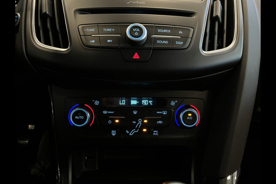 Ford FOCUS Wagon 1.0 Titanium Navigatie Parkeersensoren Park Assist Cruise Control Lichtmetalen velgen Climate Control