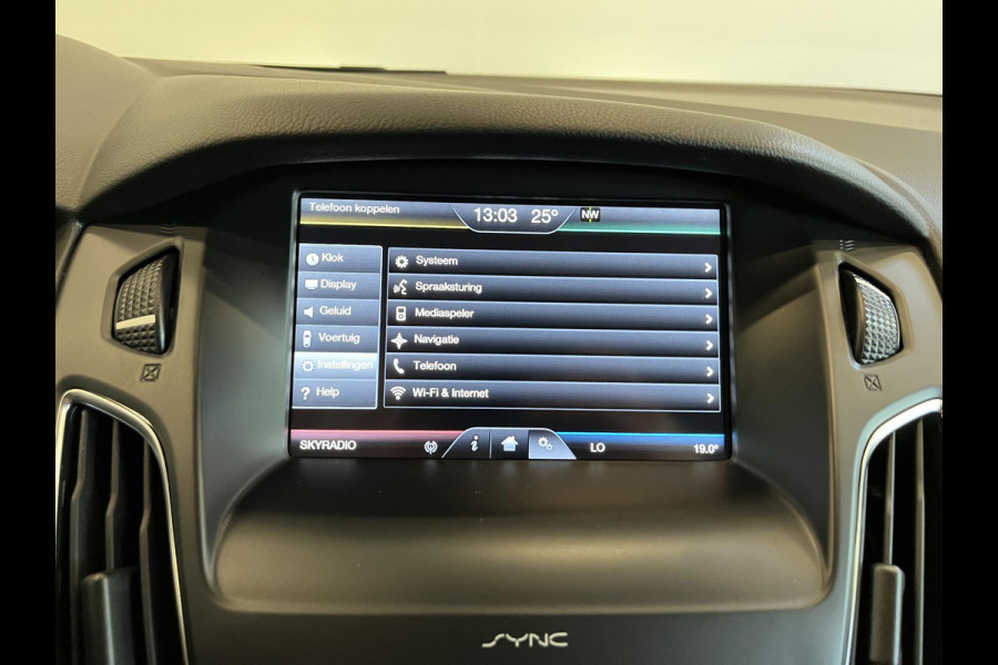 Ford FOCUS Wagon 1.0 Titanium Navigatie Parkeersensoren Park Assist Cruise Control Lichtmetalen velgen Climate Control