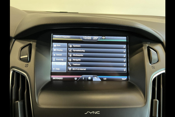 Ford FOCUS Wagon 1.0 Titanium Navigatie Parkeersensoren Park Assist Cruise Control Lichtmetalen velgen Climate Control