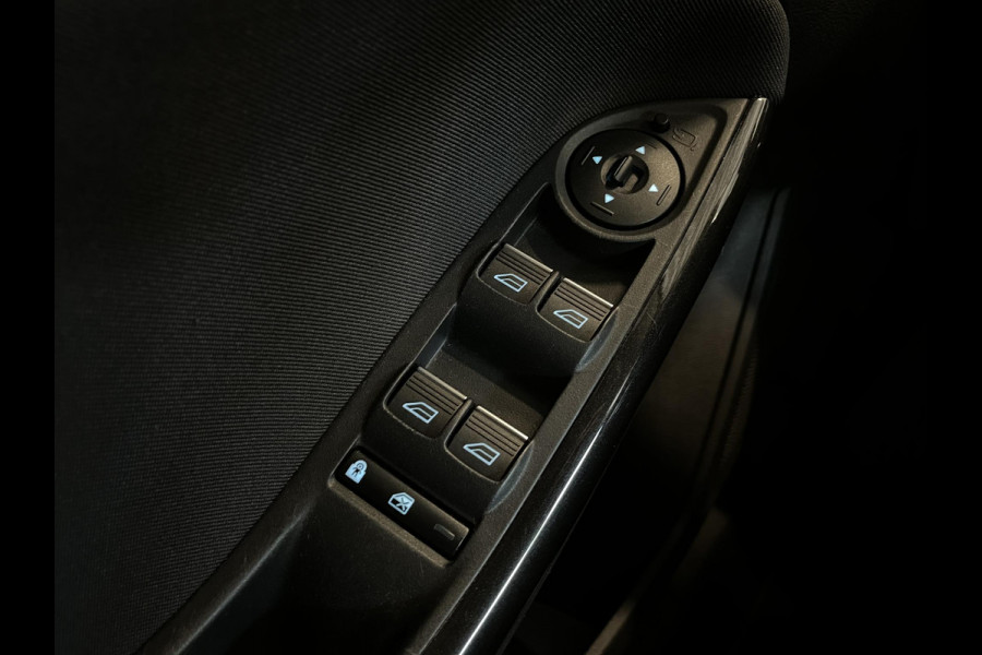 Ford FOCUS Wagon 1.0 Titanium Navigatie Parkeersensoren Park Assist Cruise Control Lichtmetalen velgen Climate Control