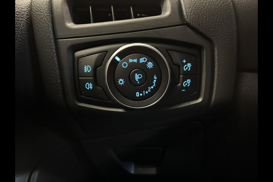 Ford FOCUS Wagon 1.0 Titanium Navigatie Parkeersensoren Park Assist Cruise Control Lichtmetalen velgen Climate Control