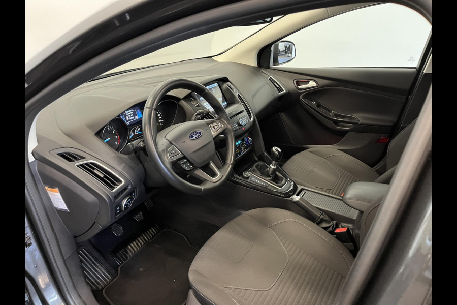 Ford FOCUS Wagon 1.0 Titanium Navigatie Parkeersensoren Park Assist Cruise Control Lichtmetalen velgen Climate Control