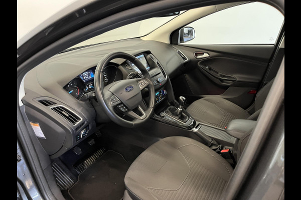 Ford FOCUS Wagon 1.0 Titanium Navigatie Parkeersensoren Park Assist Cruise Control Lichtmetalen velgen Climate Control
