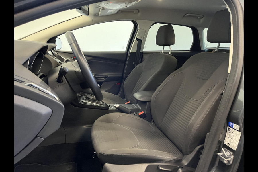 Ford FOCUS Wagon 1.0 Titanium Navigatie Parkeersensoren Park Assist Cruise Control Lichtmetalen velgen Climate Control