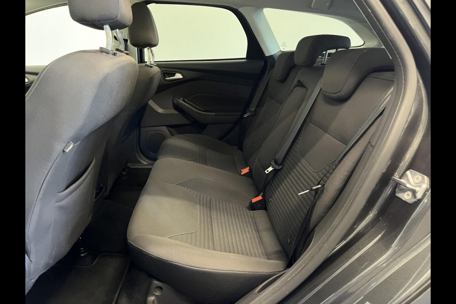 Ford FOCUS Wagon 1.0 Titanium Navigatie Parkeersensoren Park Assist Cruise Control Lichtmetalen velgen Climate Control