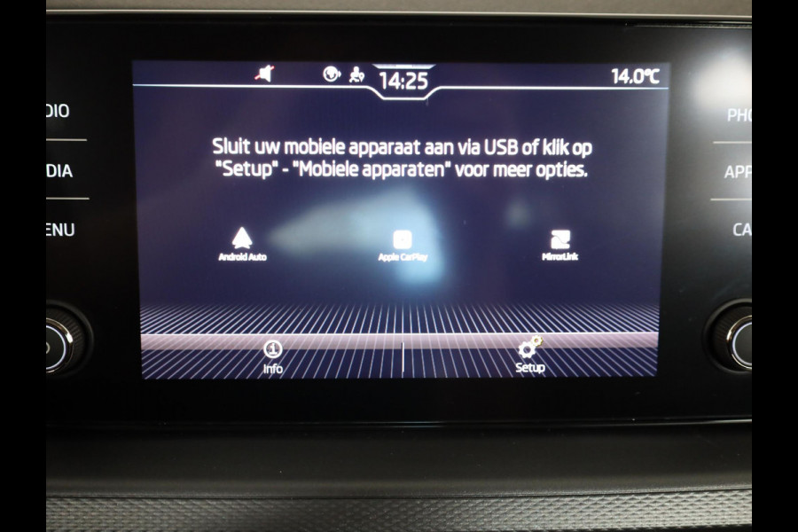 Škoda Kamiq 1.0 TSI Ambition 110 PK | Navigatie via app | Parkeersensoren | LM velgen |