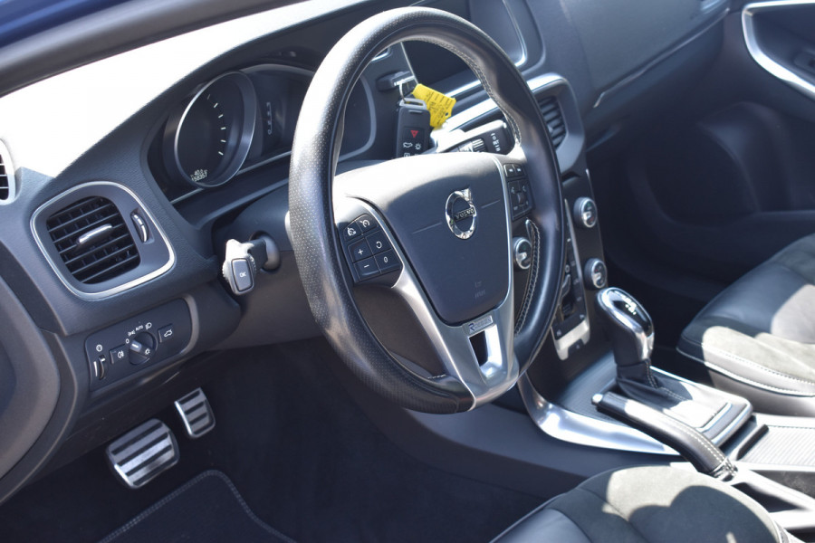 Volvo V40 T3 150PK Polar+ Sport | H&K | Trekhaak | Panoramadak | Camera | Stoelverwarming