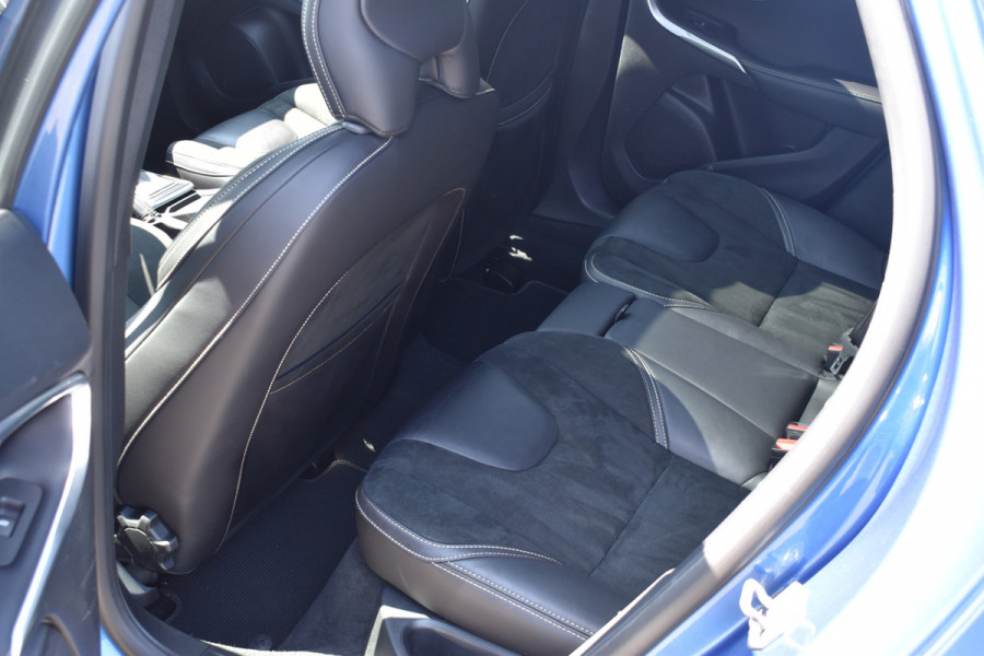 Volvo V40 T3 150PK Polar+ Sport | H&K | Trekhaak | Panoramadak | Camera | Stoelverwarming