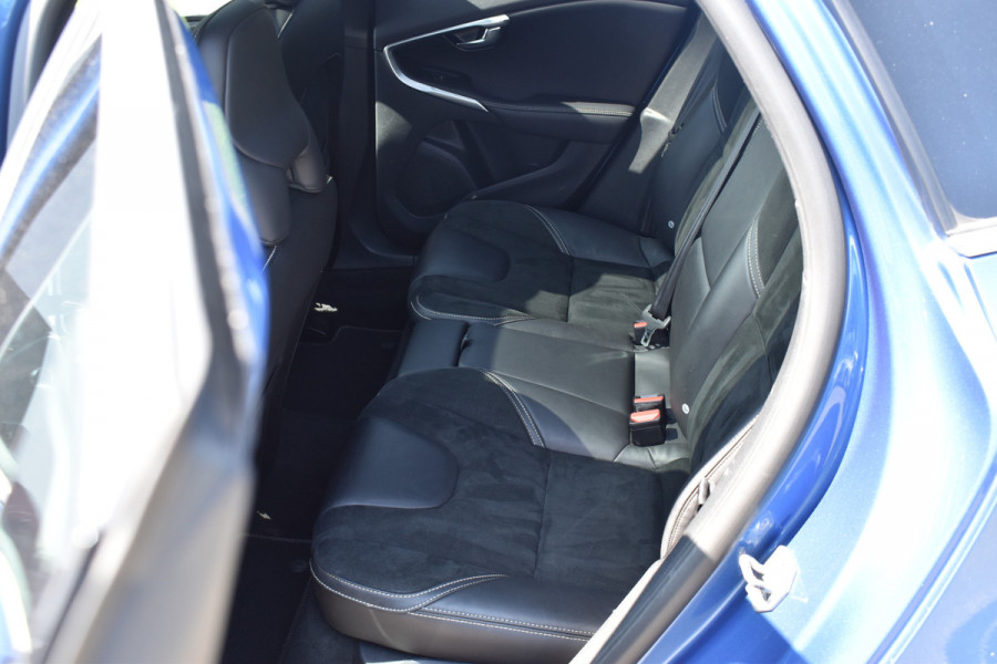 Volvo V40 T3 150PK Polar+ Sport | H&K | Trekhaak | Panoramadak | Camera | Stoelverwarming