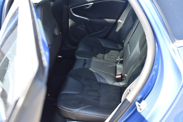 Volvo V40 T3 150PK Polar+ Sport | H&K | Trekhaak | Panoramadak | Camera | Stoelverwarming