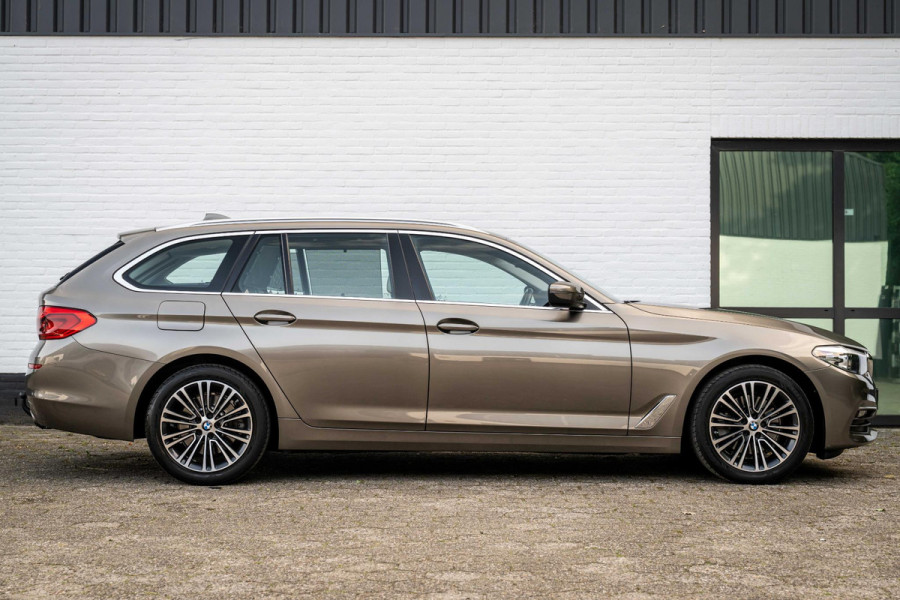BMW 5 Serie Touring 520i Executive Leder Trekhaak LED Orig NL Auto