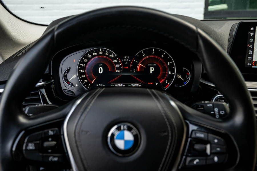 BMW 5 Serie Touring 520i Executive Leder Trekhaak LED Orig NL Auto