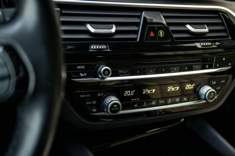 BMW 5 Serie Touring 520i Executive Leder Trekhaak LED Orig NL Auto