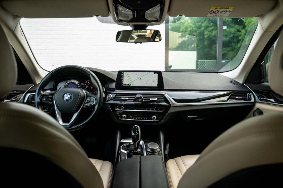 BMW 5 Serie Touring 520i Executive Leder Trekhaak LED Orig NL Auto