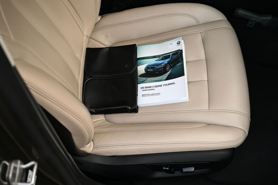 BMW 5 Serie Touring 520i Executive Leder Trekhaak LED Orig NL Auto