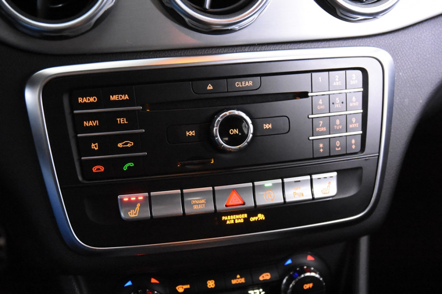 Mercedes-Benz GLA 180 AMG Line *Navigatie*Camera*2x AMG*