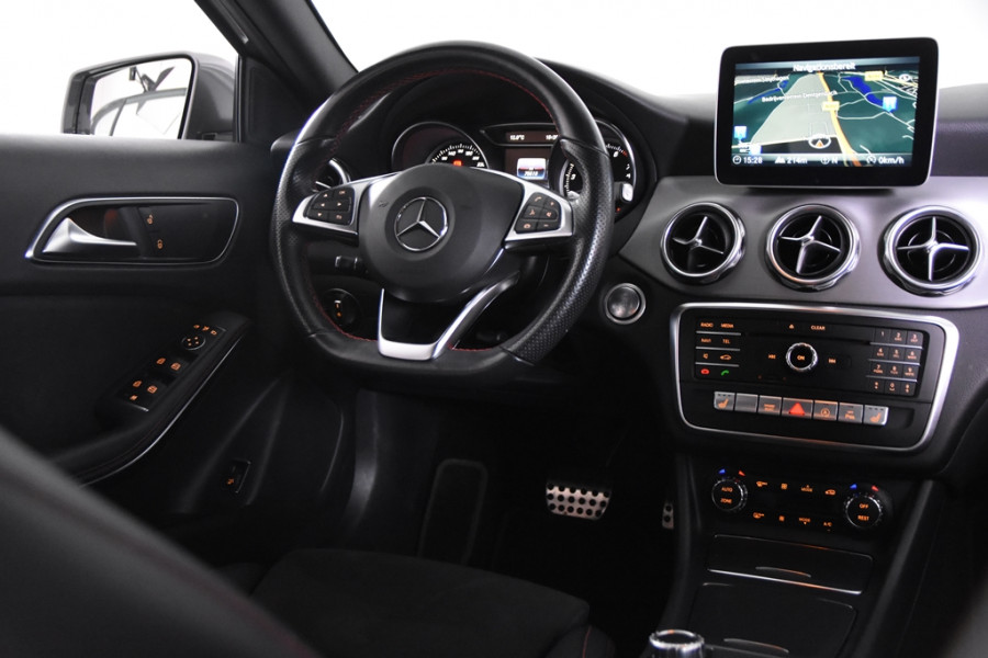 Mercedes-Benz GLA 180 AMG Line *Navigatie*Camera*2x AMG*