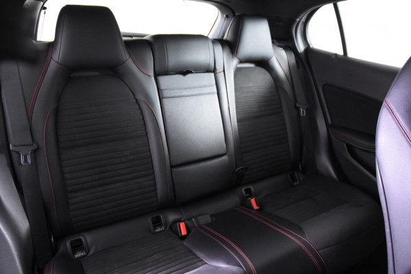 Mercedes-Benz GLA 180 AMG Line *Navigatie*Camera*2x AMG*