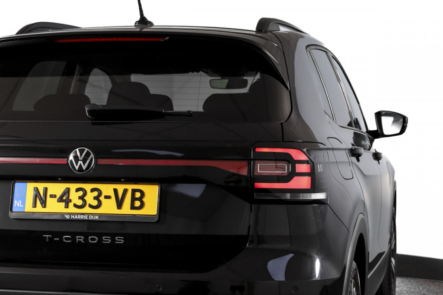 Volkswagen T-Cross 1.0 TSI Life 110 PK - Automaat | Adapt. Cruise | Stoelverw. | PDC | App. Connect | ECC | DAB | LM 17" | Trekhaak |