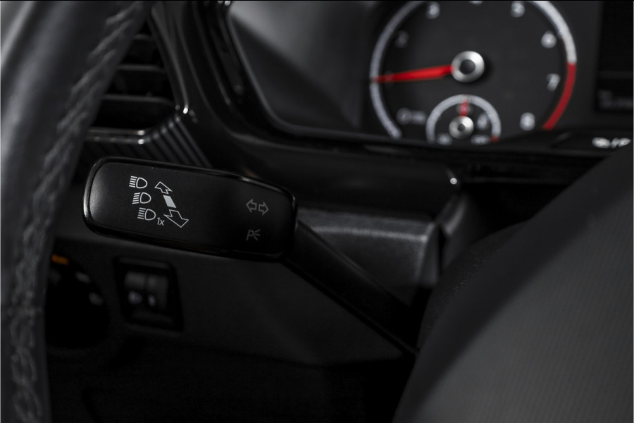 Volkswagen T-Cross 1.0 TSI Life 110 PK - Automaat | Adapt. Cruise | Stoelverw. | PDC | App. Connect | ECC | DAB | LM 17" | Trekhaak |