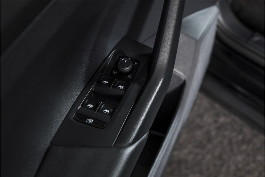 Volkswagen T-Cross 1.0 TSI Life 110 PK - Automaat | Adapt. Cruise | Stoelverw. | PDC | App. Connect | ECC | DAB | LM 17" | Trekhaak |