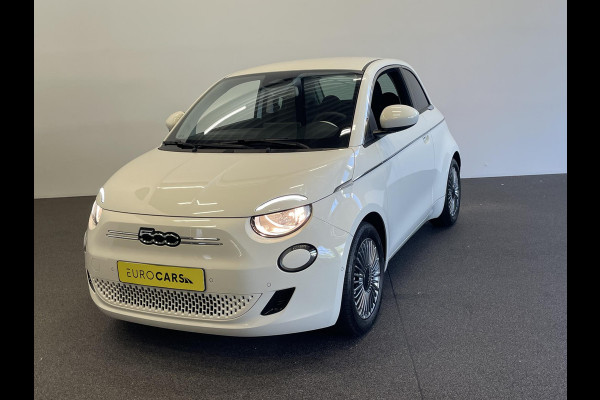 Fiat 500E Comfort Style 3+1 42 kWh 244km actieradius Navigatie Apple Carplay/Android Auto Camera Parkeersensoren Blind Spot Assist Stoelverwarming Lichtmetalen velgen Ledverlichting Climate Control