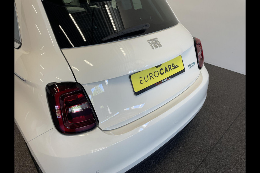 Fiat 500E Comfort Style 3+1 42 kWh 244km actieradius Navigatie Apple Carplay/Android Auto Camera Parkeersensoren Blind Spot Assist Stoelverwarming Lichtmetalen velgen Ledverlichting Climate Control