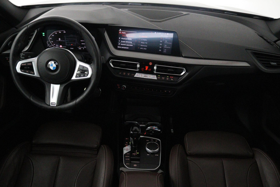 BMW 2 Serie Gran Coupé 218i Executive Edition (PANORAMADAK, ACHTERUITRIJCAMERA, PARKEERSENSOREN, STOELVERWARMING, AUTOMAAT)