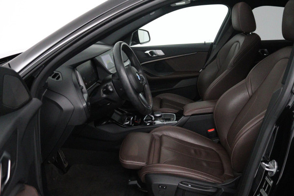 BMW 2 Serie Gran Coupé 218i Executive Edition (PANORAMADAK, ACHTERUITRIJCAMERA, PARKEERSENSOREN, STOELVERWARMING, AUTOMAAT)