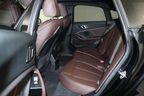 BMW 2 Serie Gran Coupé 218i Executive Edition (PANORAMADAK, ACHTERUITRIJCAMERA, PARKEERSENSOREN, STOELVERWARMING, AUTOMAAT)