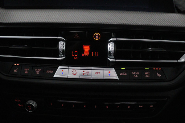 BMW 2 Serie Gran Coupé 218i Executive Edition (PANORAMADAK, ACHTERUITRIJCAMERA, PARKEERSENSOREN, STOELVERWARMING, AUTOMAAT)