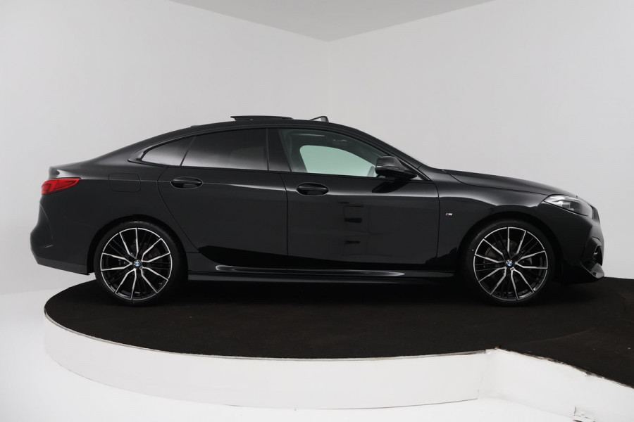 BMW 2 Serie Gran Coupé 218i Executive Edition (PANORAMADAK, ACHTERUITRIJCAMERA, PARKEERSENSOREN, STOELVERWARMING, AUTOMAAT)