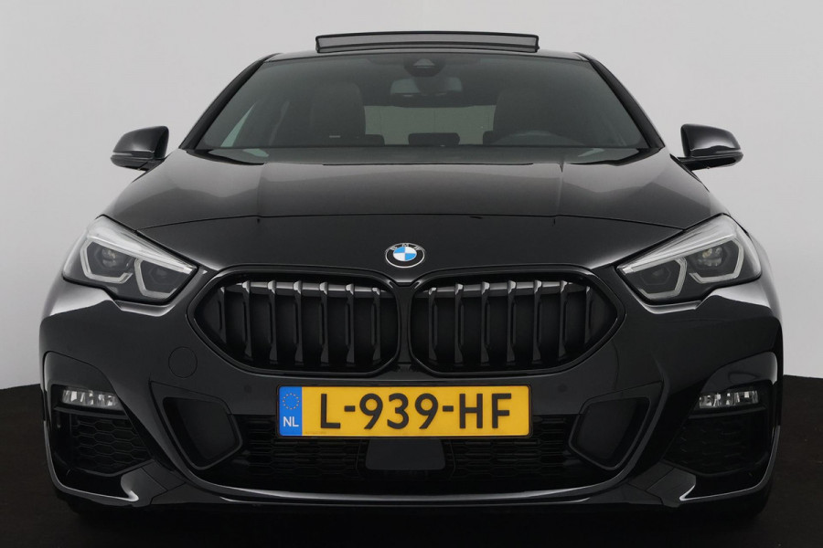 BMW 2 Serie Gran Coupé 218i Executive Edition (PANORAMADAK, ACHTERUITRIJCAMERA, PARKEERSENSOREN, STOELVERWARMING, AUTOMAAT)
