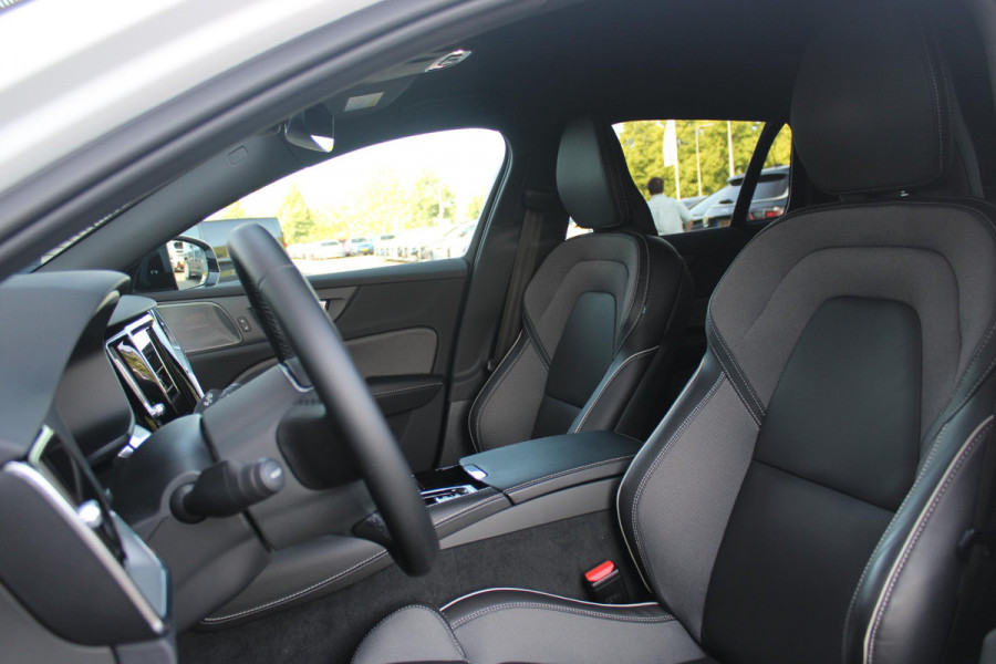Volvo V60 2.0 T6 340PK RECHARGE AWD R-DESIGN **NIEUWSTAAT!** | ELEKTRISCH BEDIENBARE VOORSTOELEN MET GEHEUGEN OP BESTUURDERSSTOEL | 18" 5-Y SPAAKS MATT BLACK / DIAMOND CUT R-DESIGN WIELEN | HIGH PERFORMANCE SOUND HARMAN KARDON | ADAPTIVE CRUISE CONTROL | ACHTERUITRIJ CAMERA | GETINTE RUITEN | PARKEERSENSOREN VOOR EN ACHTER | STOEL/STUUR VERWARMING | BEKLEDING R-DESIGN NAPPA LEDER / TEXTIEL CHARCOAL IN COMBINATIE MET SPORTSTOELEN | KEYLESS ENTRY/START | ELEKTRISCH BEDIENBARE ACHTERKLEP |