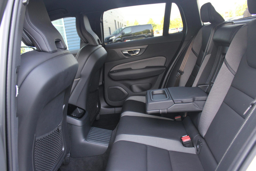 Volvo V60 2.0 T6 340PK RECHARGE AWD R-DESIGN **NIEUWSTAAT!** | ELEKTRISCH BEDIENBARE VOORSTOELEN MET GEHEUGEN OP BESTUURDERSSTOEL | 18" 5-Y SPAAKS MATT BLACK / DIAMOND CUT R-DESIGN WIELEN | HIGH PERFORMANCE SOUND HARMAN KARDON | ADAPTIVE CRUISE CONTROL | ACHTERUITRIJ CAMERA | GETINTE RUITEN | PARKEERSENSOREN VOOR EN ACHTER | STOEL/STUUR VERWARMING | BEKLEDING R-DESIGN NAPPA LEDER / TEXTIEL CHARCOAL IN COMBINATIE MET SPORTSTOELEN | KEYLESS ENTRY/START | ELEKTRISCH BEDIENBARE ACHTERKLEP |
