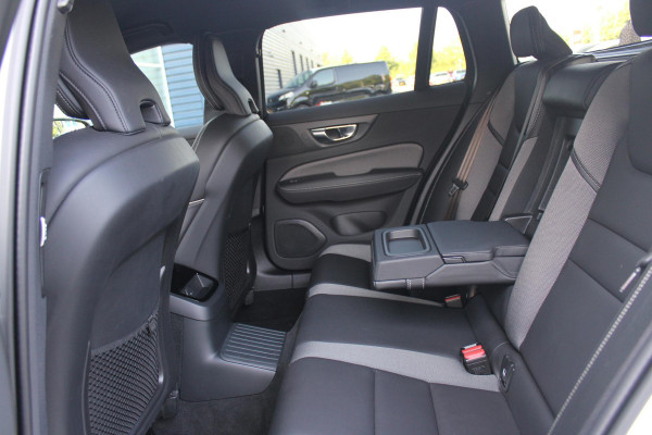 Volvo V60 2.0 T6 340PK RECHARGE AWD R-DESIGN **NIEUWSTAAT!** | ELEKTRISCH BEDIENBARE VOORSTOELEN MET GEHEUGEN OP BESTUURDERSSTOEL | 18" 5-Y SPAAKS MATT BLACK / DIAMOND CUT R-DESIGN WIELEN | HIGH PERFORMANCE SOUND HARMAN KARDON | ADAPTIVE CRUISE CONTROL | ACHTERUITRIJ CAMERA | GETINTE RUITEN | PARKEERSENSOREN VOOR EN ACHTER | STOEL/STUUR VERWARMING | BEKLEDING R-DESIGN NAPPA LEDER / TEXTIEL CHARCOAL IN COMBINATIE MET SPORTSTOELEN | KEYLESS ENTRY/START | ELEKTRISCH BEDIENBARE ACHTERKLEP |