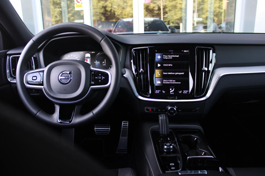 Volvo V60 2.0 T6 340PK RECHARGE AWD R-DESIGN **NIEUWSTAAT!** | ELEKTRISCH BEDIENBARE VOORSTOELEN MET GEHEUGEN OP BESTUURDERSSTOEL | 18" 5-Y SPAAKS MATT BLACK / DIAMOND CUT R-DESIGN WIELEN | HIGH PERFORMANCE SOUND HARMAN KARDON | ADAPTIVE CRUISE CONTROL | ACHTERUITRIJ CAMERA | GETINTE RUITEN | PARKEERSENSOREN VOOR EN ACHTER | STOEL/STUUR VERWARMING | BEKLEDING R-DESIGN NAPPA LEDER / TEXTIEL CHARCOAL IN COMBINATIE MET SPORTSTOELEN | KEYLESS ENTRY/START | ELEKTRISCH BEDIENBARE ACHTERKLEP |