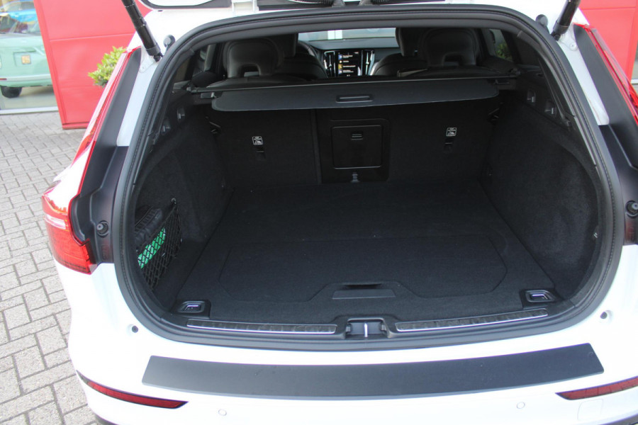 Volvo V60 2.0 T6 340PK RECHARGE AWD R-DESIGN **NIEUWSTAAT!** | ELEKTRISCH BEDIENBARE VOORSTOELEN MET GEHEUGEN OP BESTUURDERSSTOEL | 18" 5-Y SPAAKS MATT BLACK / DIAMOND CUT R-DESIGN WIELEN | HIGH PERFORMANCE SOUND HARMAN KARDON | ADAPTIVE CRUISE CONTROL | ACHTERUITRIJ CAMERA | GETINTE RUITEN | PARKEERSENSOREN VOOR EN ACHTER | STOEL/STUUR VERWARMING | BEKLEDING R-DESIGN NAPPA LEDER / TEXTIEL CHARCOAL IN COMBINATIE MET SPORTSTOELEN | KEYLESS ENTRY/START | ELEKTRISCH BEDIENBARE ACHTERKLEP |
