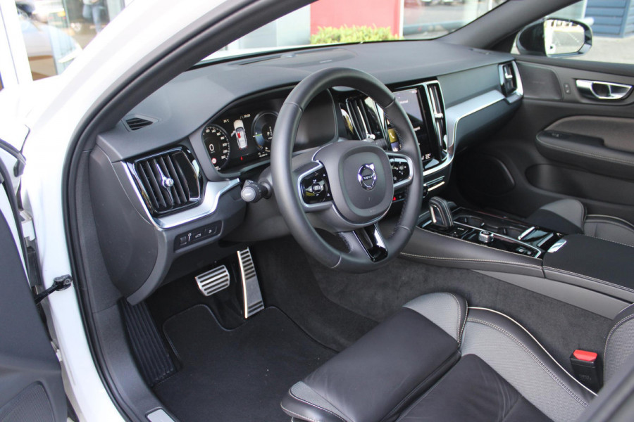Volvo V60 2.0 T6 340PK RECHARGE AWD R-DESIGN **NIEUWSTAAT!** | ELEKTRISCH BEDIENBARE VOORSTOELEN MET GEHEUGEN OP BESTUURDERSSTOEL | 18" 5-Y SPAAKS MATT BLACK / DIAMOND CUT R-DESIGN WIELEN | HIGH PERFORMANCE SOUND HARMAN KARDON | ADAPTIVE CRUISE CONTROL | ACHTERUITRIJ CAMERA | GETINTE RUITEN | PARKEERSENSOREN VOOR EN ACHTER | STOEL/STUUR VERWARMING | BEKLEDING R-DESIGN NAPPA LEDER / TEXTIEL CHARCOAL IN COMBINATIE MET SPORTSTOELEN | KEYLESS ENTRY/START | ELEKTRISCH BEDIENBARE ACHTERKLEP |