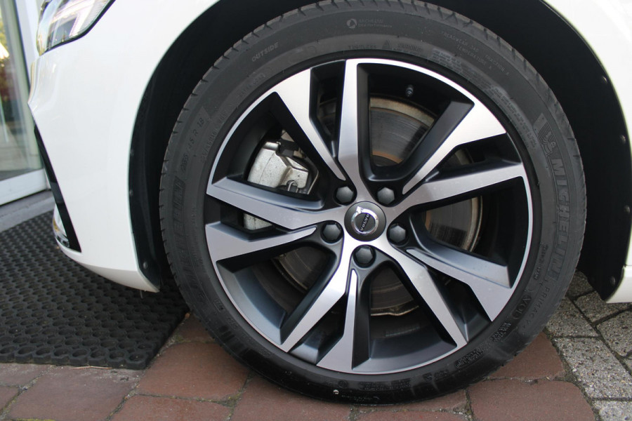 Volvo V60 2.0 T6 340PK RECHARGE AWD R-DESIGN **NIEUWSTAAT!** | ELEKTRISCH BEDIENBARE VOORSTOELEN MET GEHEUGEN OP BESTUURDERSSTOEL | 18" 5-Y SPAAKS MATT BLACK / DIAMOND CUT R-DESIGN WIELEN | HIGH PERFORMANCE SOUND HARMAN KARDON | ADAPTIVE CRUISE CONTROL | ACHTERUITRIJ CAMERA | GETINTE RUITEN | PARKEERSENSOREN VOOR EN ACHTER | STOEL/STUUR VERWARMING | BEKLEDING R-DESIGN NAPPA LEDER / TEXTIEL CHARCOAL IN COMBINATIE MET SPORTSTOELEN | KEYLESS ENTRY/START | ELEKTRISCH BEDIENBARE ACHTERKLEP |