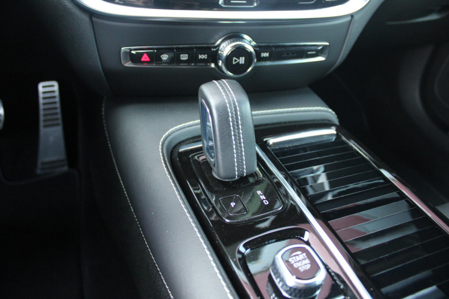 Volvo V60 2.0 T6 340PK RECHARGE AWD R-DESIGN **NIEUWSTAAT!** | ELEKTRISCH BEDIENBARE VOORSTOELEN MET GEHEUGEN OP BESTUURDERSSTOEL | 18" 5-Y SPAAKS MATT BLACK / DIAMOND CUT R-DESIGN WIELEN | HIGH PERFORMANCE SOUND HARMAN KARDON | ADAPTIVE CRUISE CONTROL | ACHTERUITRIJ CAMERA | GETINTE RUITEN | PARKEERSENSOREN VOOR EN ACHTER | STOEL/STUUR VERWARMING | BEKLEDING R-DESIGN NAPPA LEDER / TEXTIEL CHARCOAL IN COMBINATIE MET SPORTSTOELEN | KEYLESS ENTRY/START | ELEKTRISCH BEDIENBARE ACHTERKLEP |