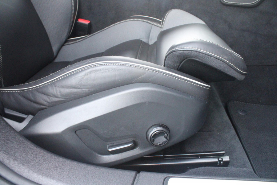 Volvo V60 2.0 T6 340PK RECHARGE AWD R-DESIGN **NIEUWSTAAT!** | ELEKTRISCH BEDIENBARE VOORSTOELEN MET GEHEUGEN OP BESTUURDERSSTOEL | 18" 5-Y SPAAKS MATT BLACK / DIAMOND CUT R-DESIGN WIELEN | HIGH PERFORMANCE SOUND HARMAN KARDON | ADAPTIVE CRUISE CONTROL | ACHTERUITRIJ CAMERA | GETINTE RUITEN | PARKEERSENSOREN VOOR EN ACHTER | STOEL/STUUR VERWARMING | BEKLEDING R-DESIGN NAPPA LEDER / TEXTIEL CHARCOAL IN COMBINATIE MET SPORTSTOELEN | KEYLESS ENTRY/START | ELEKTRISCH BEDIENBARE ACHTERKLEP |