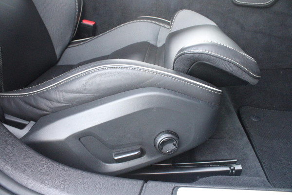 Volvo V60 2.0 T6 340PK RECHARGE AWD R-DESIGN **NIEUWSTAAT!** | ELEKTRISCH BEDIENBARE VOORSTOELEN MET GEHEUGEN OP BESTUURDERSSTOEL | 18" 5-Y SPAAKS MATT BLACK / DIAMOND CUT R-DESIGN WIELEN | HIGH PERFORMANCE SOUND HARMAN KARDON | ADAPTIVE CRUISE CONTROL | ACHTERUITRIJ CAMERA | GETINTE RUITEN | PARKEERSENSOREN VOOR EN ACHTER | STOEL/STUUR VERWARMING | BEKLEDING R-DESIGN NAPPA LEDER / TEXTIEL CHARCOAL IN COMBINATIE MET SPORTSTOELEN | KEYLESS ENTRY/START | ELEKTRISCH BEDIENBARE ACHTERKLEP |